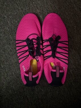 Women’s Pink swimming shoes